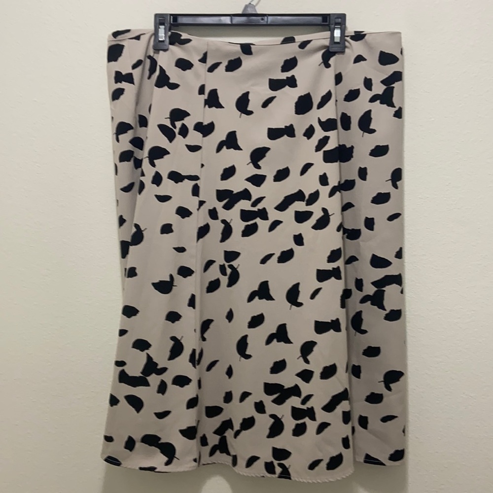 Women’s New York and Company skirt taupe with black print. Size 18